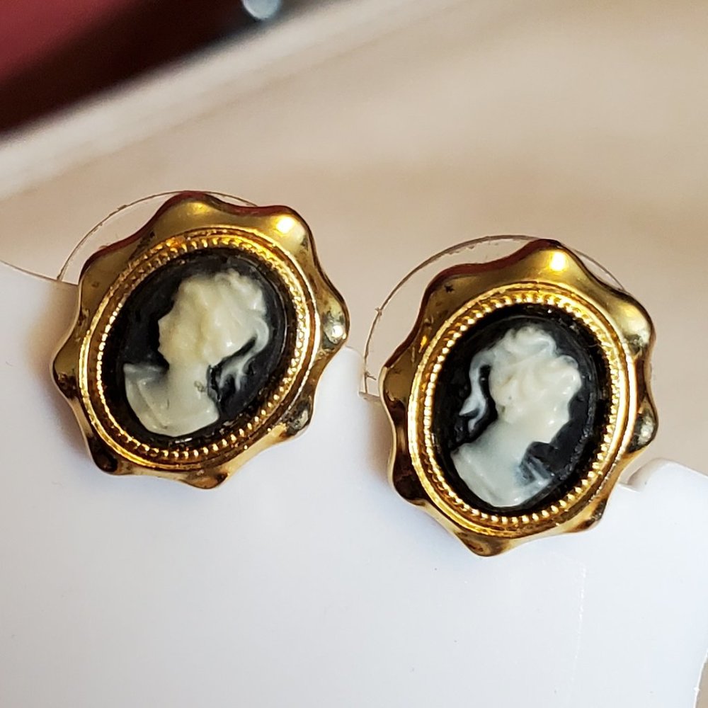 Vintage Gold Tone Oval Cameo Lady Stud Earrings